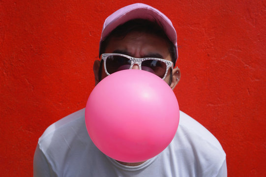 Inflando la goma de mascar o el globo3