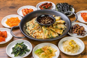 チヂミ　韓国グルメ　韓国のお好み焼き jijim and iron pan Korean food