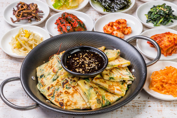 チヂミ　韓国グルメ　韓国のお好み焼き jijim and iron pan Korean food