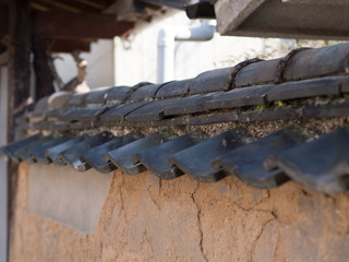 民家の土壁と瓦