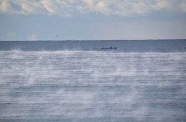 けあらしの海と漁船