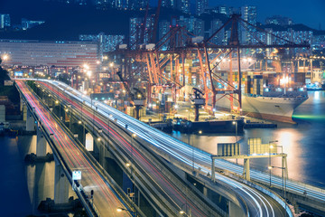 Fototapeta premium Port towarowy i autostrada w Hongkongu