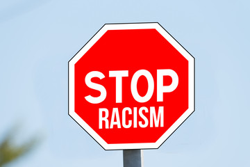 Ein Verkehrsschild Stop Rassismus
