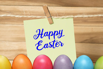 Eine Pinnwand und eine Notiz mit dem Slogan Frohe Ostern