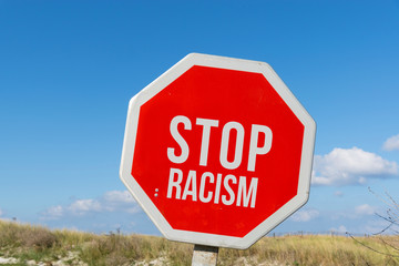 Ein Stop Schild und Hinweis auf Rassismus