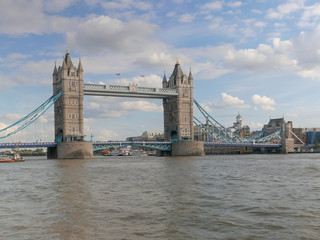 Fototapeta na wymiar wide view of tower bridge and river thames, london