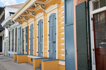 row house in french quarter in new orleans - obrazy, fototapety, plakaty