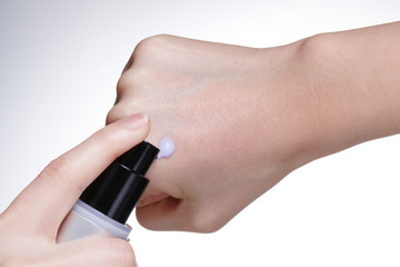 spray cosmetics on the back of one's hand. pump liquid.