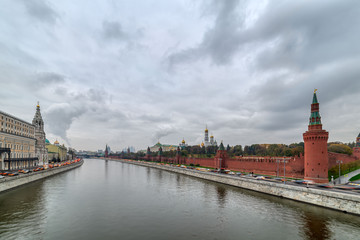 Obraz premium Moscow Kremlin embankment in the summer evening, An overcast, rainy day.