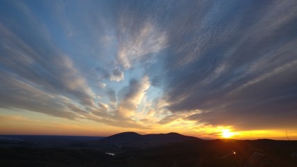 Fototapeta na wymiar Закат,горы,солнце