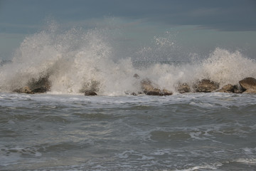 Mare in tempesta a Porto Recanati nelle Marche