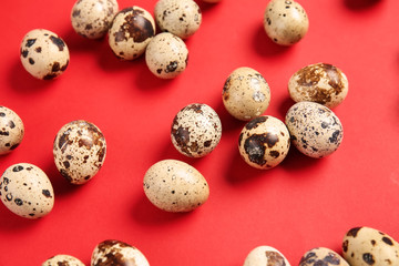 Obraz premium Raw quail eggs on color background