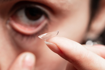 installing an ophthalmic lens with your finger
