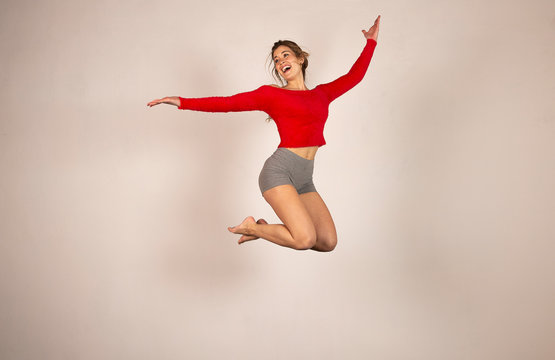 Mujer joven saltando