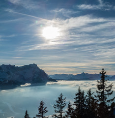 Sonniges Alpenpanorama über Wolkenband Garmisch-Partenkirchen