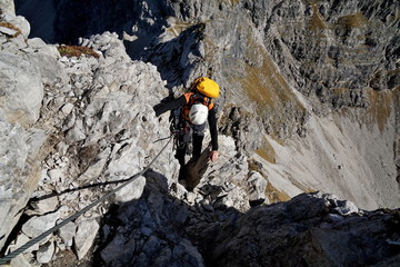 Bergsteigen am Klettersteig an steiler Felswand
