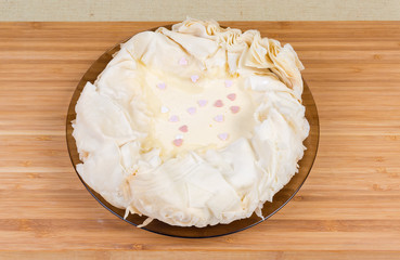Baked cheesecake with a base of multi-layered sheet dough