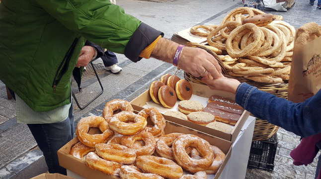 Fototapeta Greek bagels (koulouri) at street vendor in Athens, Greece
