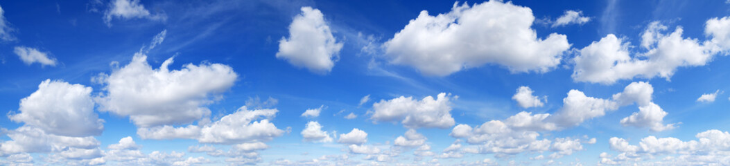 Panorama - Blauer Himmel und weiße Wolken