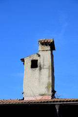 Alter Schornstein auf einem alten Hausdach