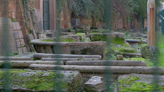 Destellos sobre los barrotes de las ruinas romanas.Rivera r&iacute;o T&iacute;ber.  Roma, Italia