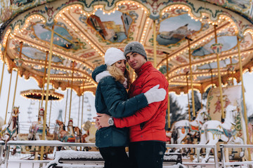 Obraz na płótnie Canvas winter couple in city park