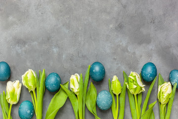 Wielkanoc - jaja barwione czerwoną kapustą - obrazy, fototapety, plakaty