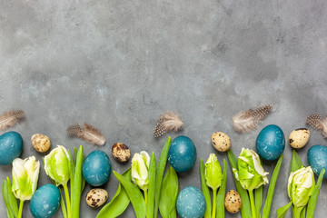 Obraz premium Wielkanoc - jaja barwione czerwoną kapustą