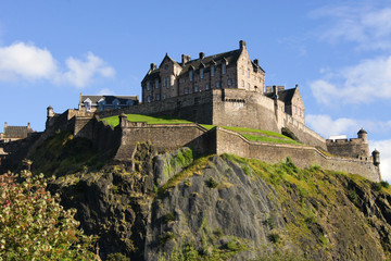 Fototapeta na wymiar The view of Edinburgh castle from Princes Street Gardens