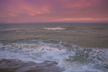 Romantico tramonto rosa sul mare adriatico a Porto Recanati