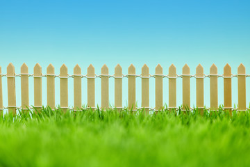 Lattenzaun als Grenze vom Garten