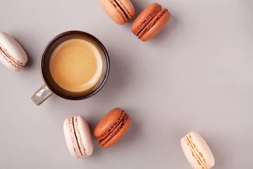 Foto op Plexiglas Ochtend kopje koffie en dessert macaron of macaroon bovenaanzicht. Platliggende stijl. © juliasudnitskaya