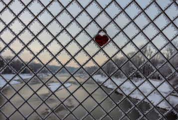 Liebesschloss an einer vereisten Brücke in München im Winter