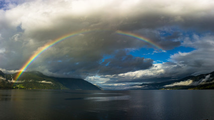 Regenbogen &uuml;ber Fjord