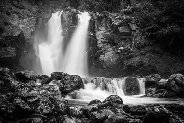 Wasserfall schwarz wei&szlig;