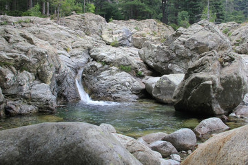Rochers gardiens de la cascade