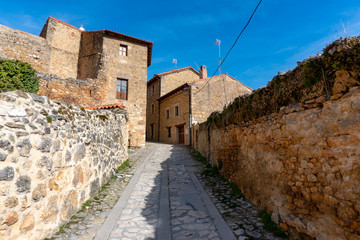 Fototapeta premium Calle rural en Orbaneja del Castillo