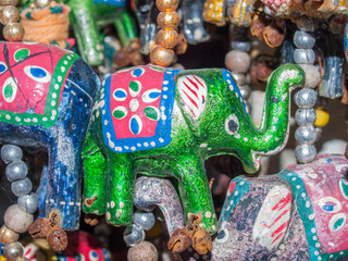 grüner Elefant, elefanten, 7 elefanten, glücksbringer, talisman, elefantenkette, elefant, glück, wohlstand, bunt, farbig, basar, dekoration, Glöckchen,