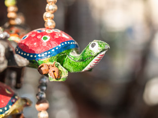 Schildkrötenanhänger, grüne Schildkröte, grün, rot, blau, glücksbringer, talisman, langsam, ...