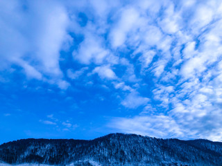 Obraz premium Mountains against a blue sky with clouds