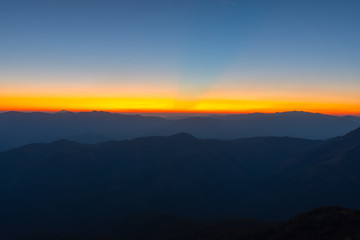 Obraz premium Krajobraz wschód słońca na górze przy Doi Pha Phueng, NAN, Tajlandia