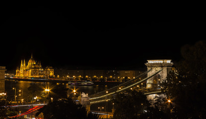 Obraz premium View of the illuminated chain bridge and the Hungarian Parliament in Budapest