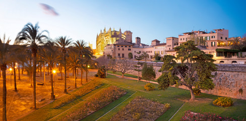 Fototapeta na wymiar Palma de Mallorca - The cathedral La Seu promenade and park from city walls at dusk.
