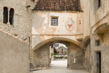 Fototapeta na wymiar Eingangstor zum Kloster Neustift in Südtirol
