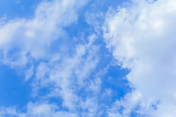 Obraz premium Blue cloudy sky background on summer day