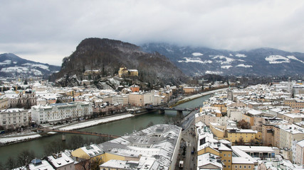 Naklejka premium panoramic view of the city of Salzburg from a museum of contemporary art, you can see the river Salzach passing through the city, during the winter