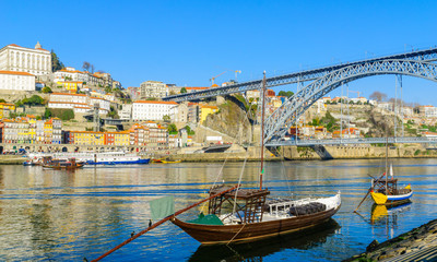 Fototapeta na wymiar View of the Douro river, in Porto