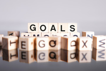 Obraz premium Goals word cube on reflection