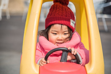 乗り物を運転する子供