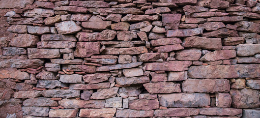 Muro antiguo de piedras de colores